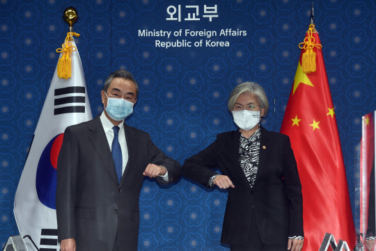왕이 "한중관계, 코로나 시련 견뎌내 더 활력…국제지역문제 소통"